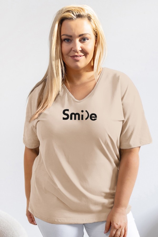 T-shirt damski plus size w kolorze beżowym dekolt w serek V-neck napis SMILE