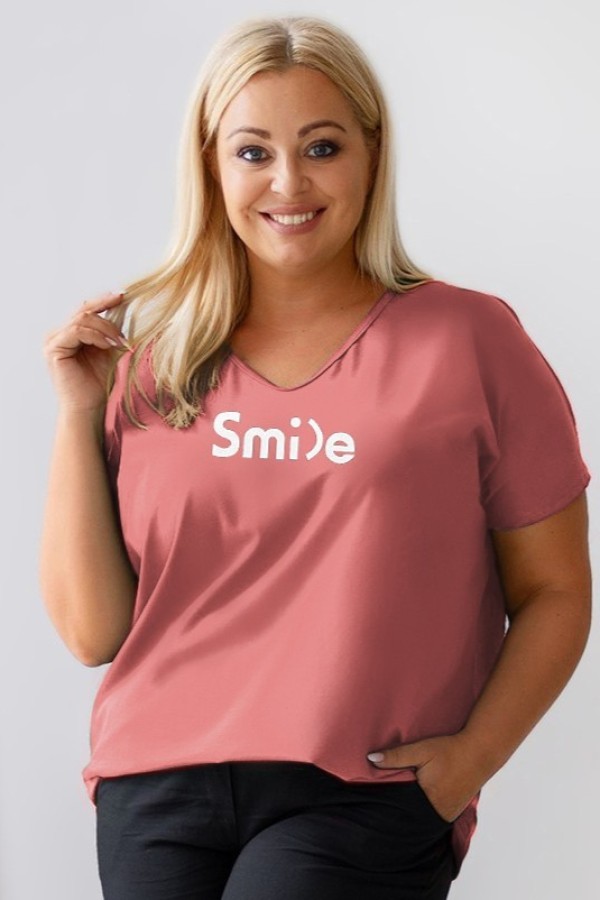 T-shirt damski plus size w kolorze indyjski róż dekolt w serek V-neck napis SMILE