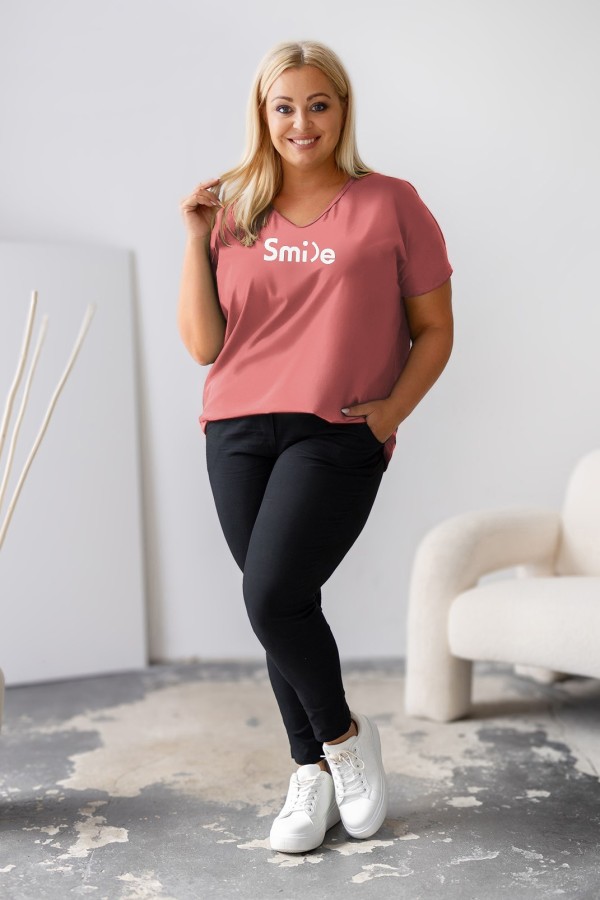 T-shirt damski plus size w kolorze indyjski róż dekolt w serek V-neck napis SMILE 1