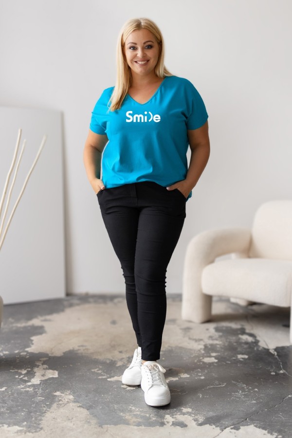 T-shirt damski plus size w kolorze turkusowym dekolt w serek V-neck napis SMILE 1