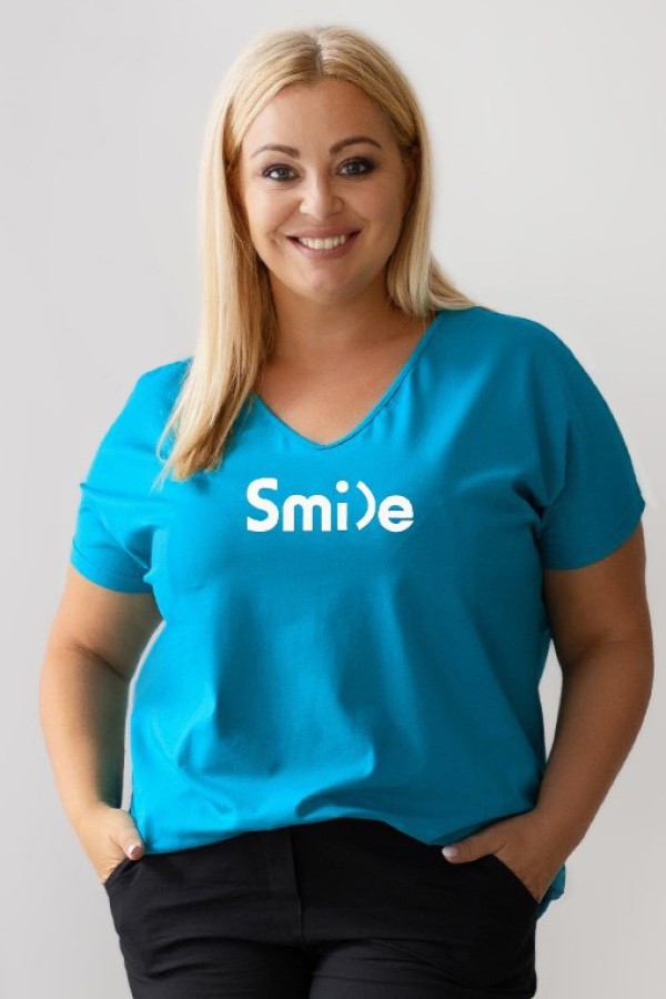 T-shirt damski plus size w kolorze turkusowym dekolt w serek V-neck napis SMILE