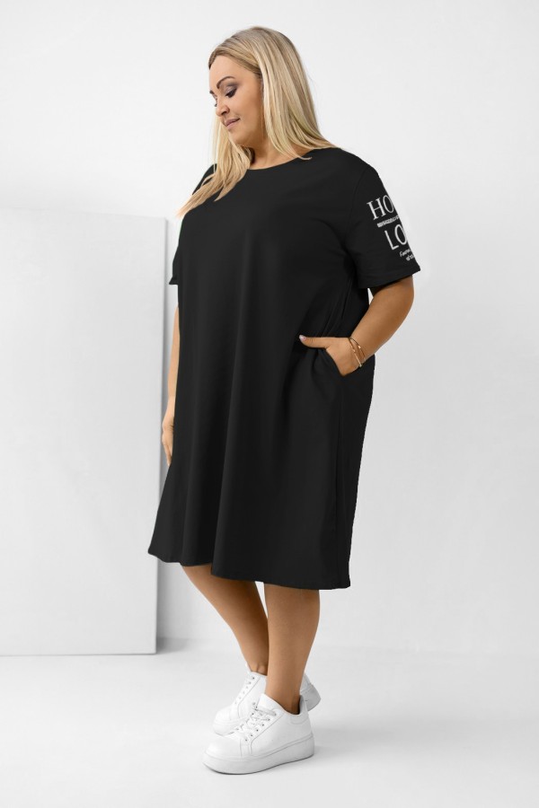 Sukienka T-shirtowa plus size w kolorze czarnym kieszenie napisy na rękawie LOPEZ 2