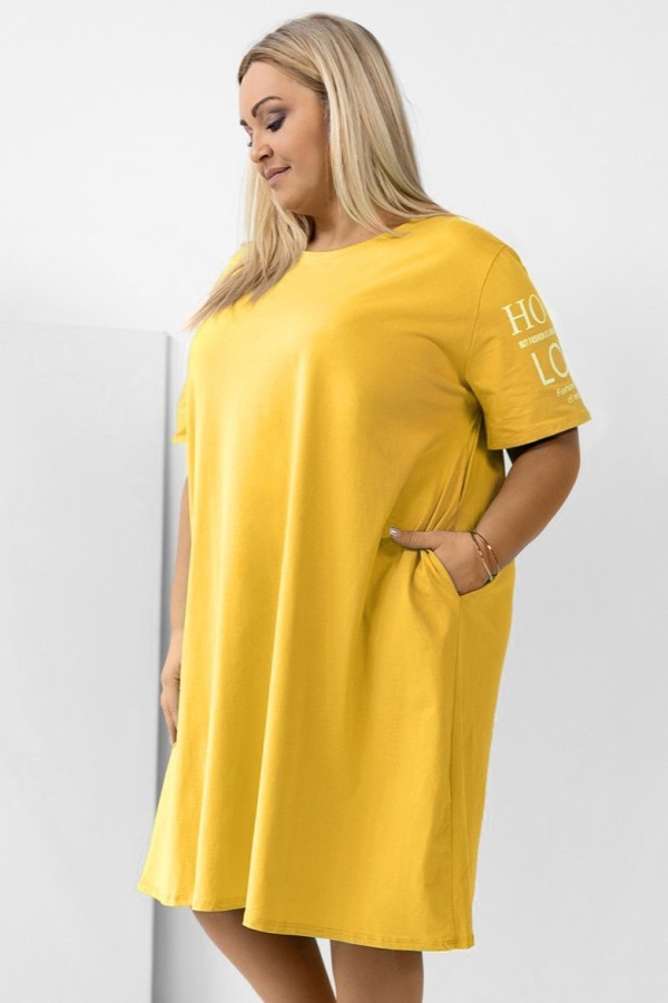 Sukienka T-shirtowa plus size w kolorze bamboo yellow kieszenie napisy na rękawie LOPEZ