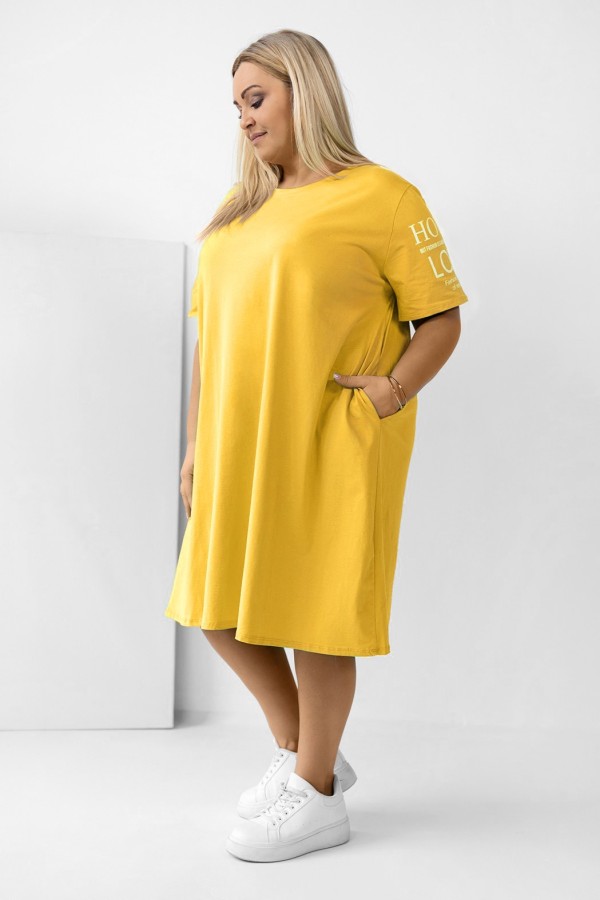 Sukienka T-shirtowa plus size w kolorze bamboo yellow kieszenie napisy na rękawie LOPEZ 1