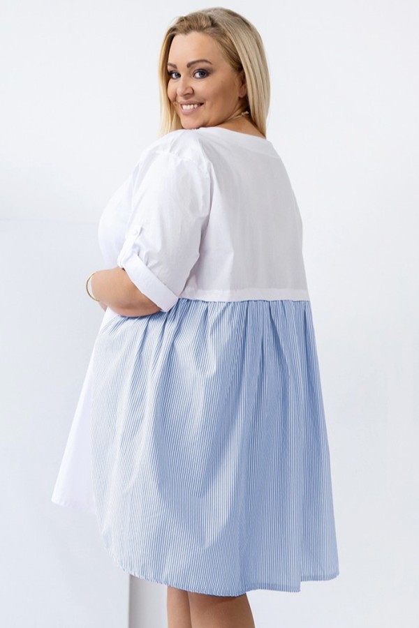 MEGA oversize sukienka plus size z naszyjnikiem tył niebieskie paseczki MAJA