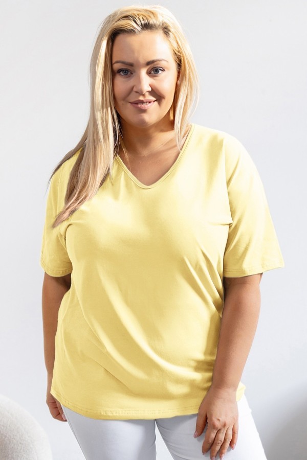 T-shirt damski plus size gładki w kolorze bamboo yellow dekolt w serek V-neck FOXI