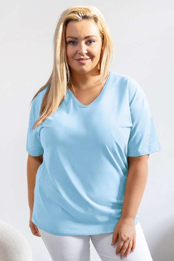 T-shirt damski plus size gładki w kolorze błękitnym dekolt w serek V-neck FOXI