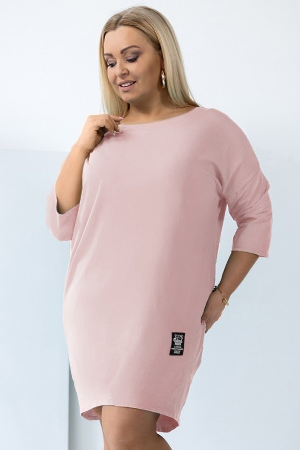 Sukienka plus size w kolorze pudrowym z rękawem 3/4 naszywka MILAGROS 2