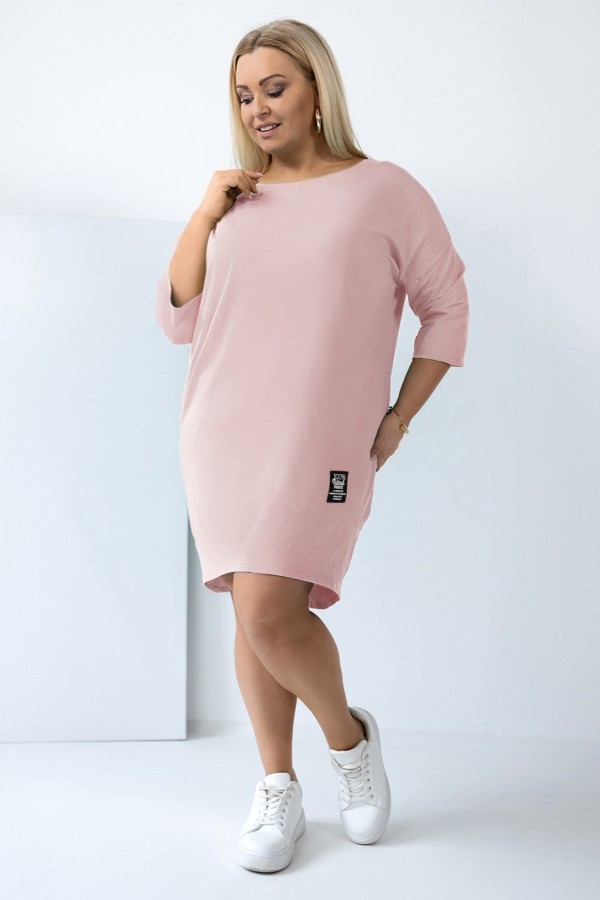 Sukienka plus size w kolorze pudrowym z rękawem 3/4 naszywka MILAGROS 1