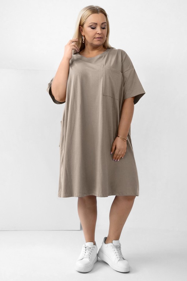 Sukienka T-shirtowa plus size w kolorze beż fango duża kieszeń KRISTINA 1