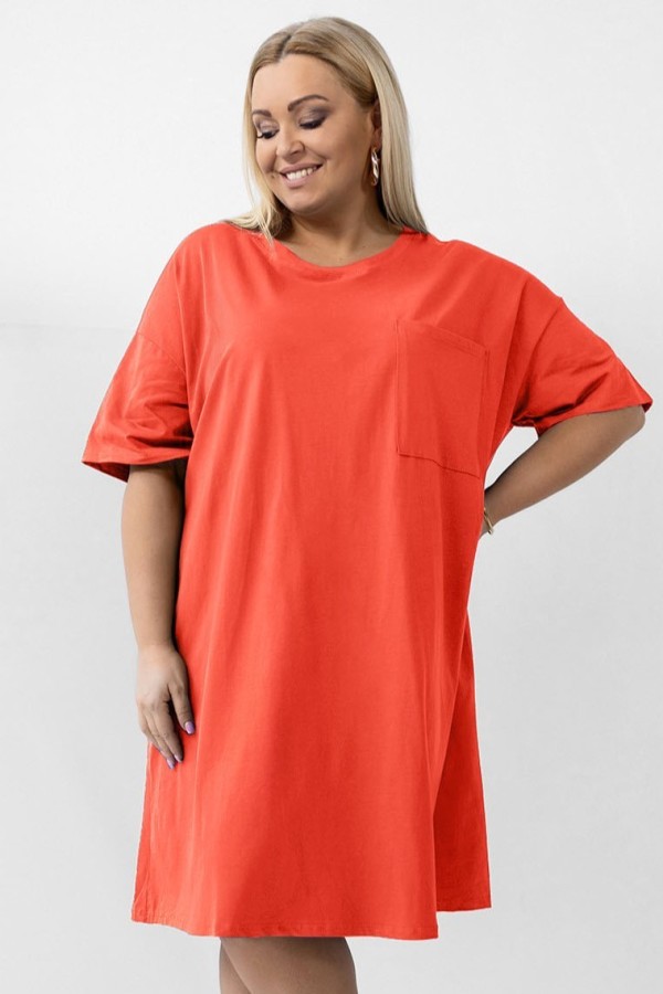 Sukienka T-shirtowa plus size w kolorze brzoskwiniowym peach duża kieszeń KRISTINA 2