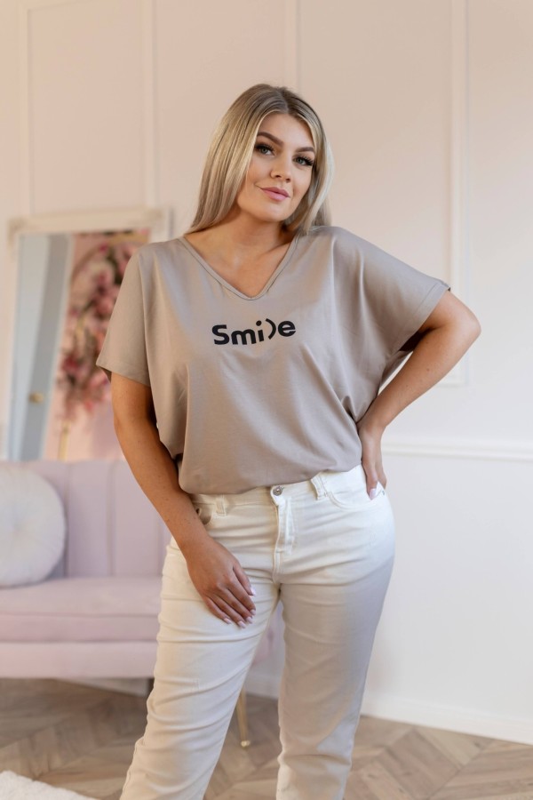 T-shirt damski plus size w kolorze beżowym dekolt w serek V-neck napis SMILE 2