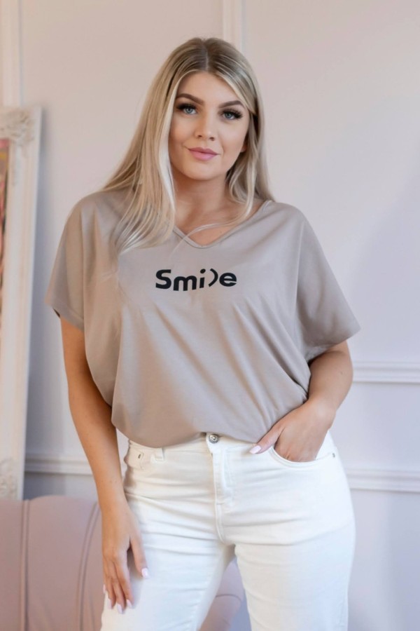 T-shirt damski plus size w kolorze beżowym dekolt w serek V-neck napis SMILE 3
