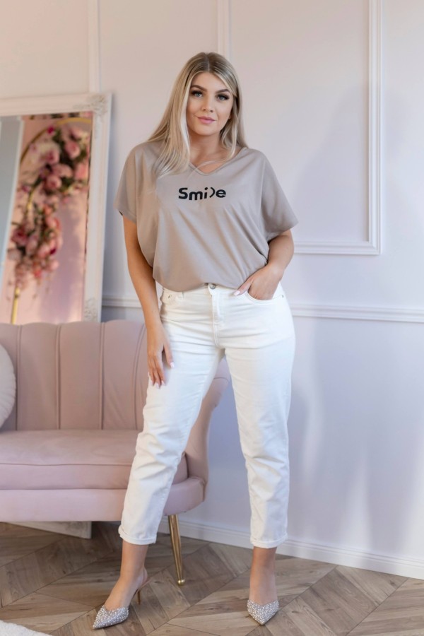 T-shirt damski plus size w kolorze beżowym dekolt w serek V-neck napis SMILE 1