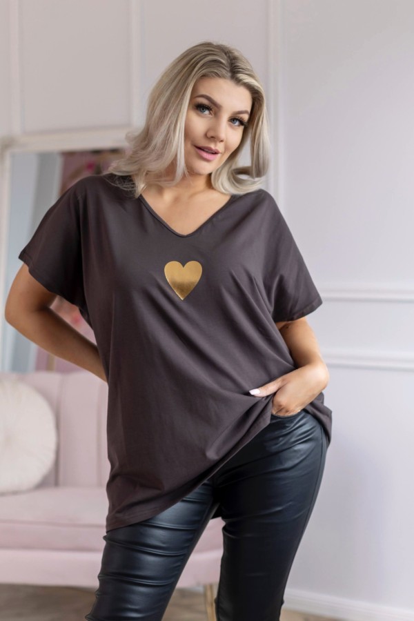 T-shirt damski plus size w kolorze czekoladowym dekolt w serek złoty nadruk serce HERIN 2