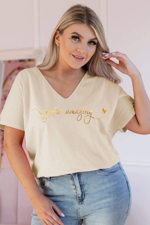 T-shirt damski plus size w kolorze jasnobeżowym dekolt w serek złoty nadruk You are amazing 2