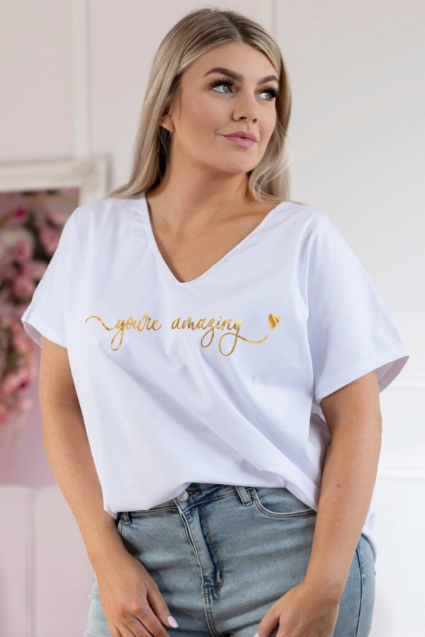 T-shirt damski plus size w kolorze białym dekolt w serek złoty nadruk You are amazing 2