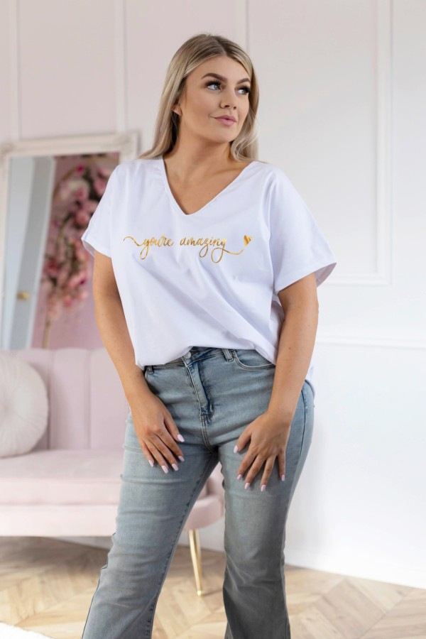 T-shirt damski plus size w kolorze białym dekolt w serek złoty nadruk You are amazing 1