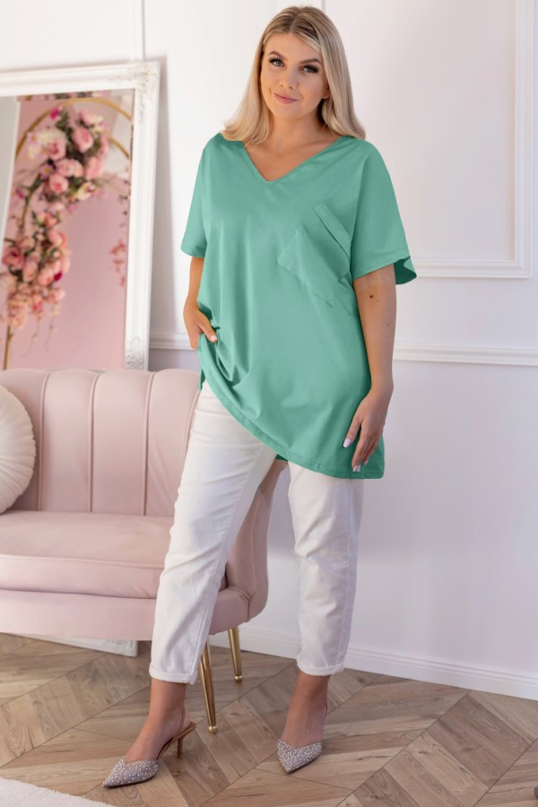 T-shirt damski plus size w kolorze dark mint dekolt w serek V-neck kieszeń 1