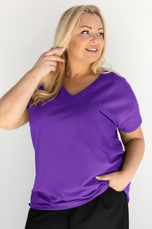 T-shirt damski plus size w kolorze jagodowym dekolt w serek V-neck kieszeń 2