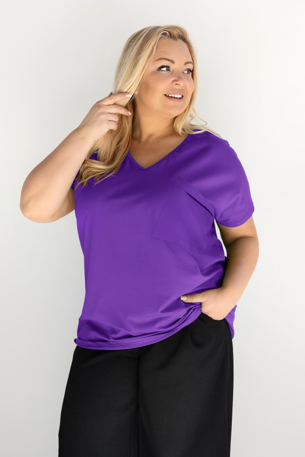 T-shirt damski plus size w kolorze jagodowym dekolt w serek V-neck kieszeń 1
