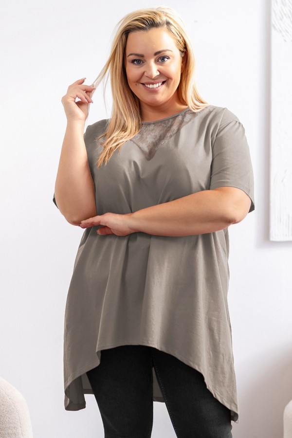 Tunika plus size z dłuższym tyłem w kolorze beż fango koronkowy dekolt KELANI 2