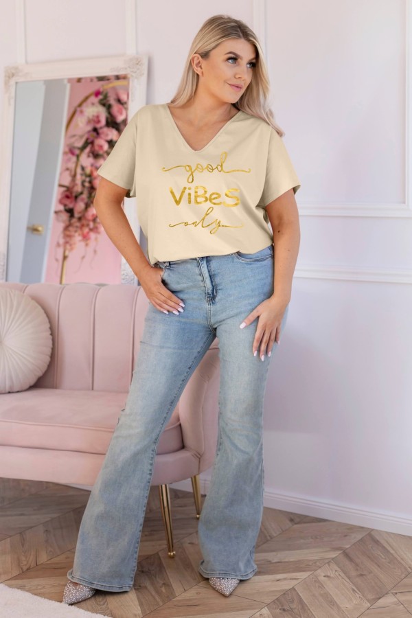 Bluzka damska T-shirt plus size w kolorze jasnobeżowym złoty napis Good vibes only 1