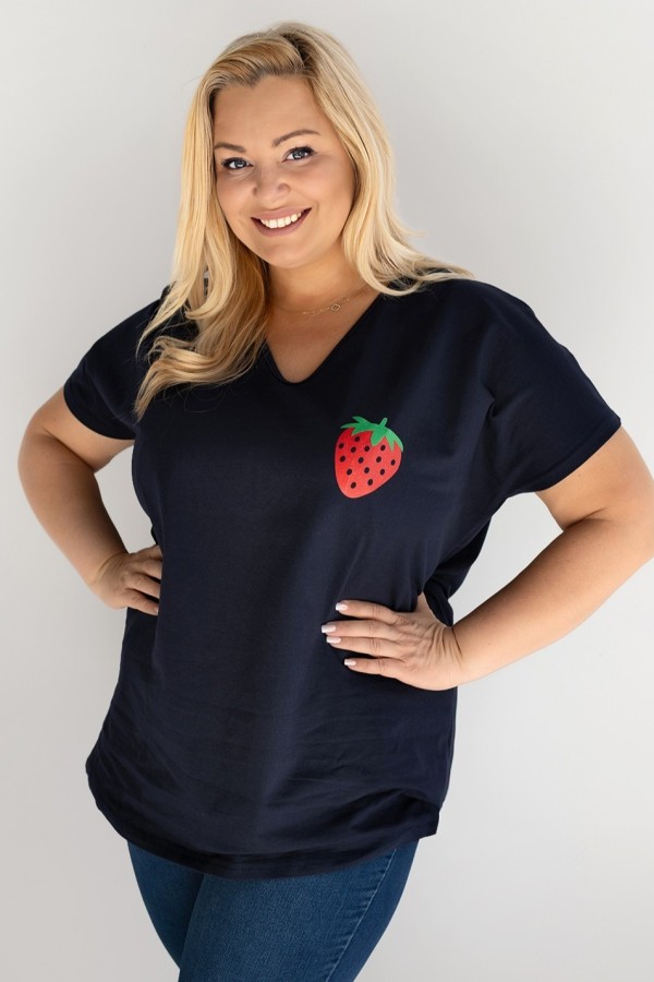 T-shirt damski plus size w kolorze granatowym dekolt w serek V-neck truskawka Strawberry 1