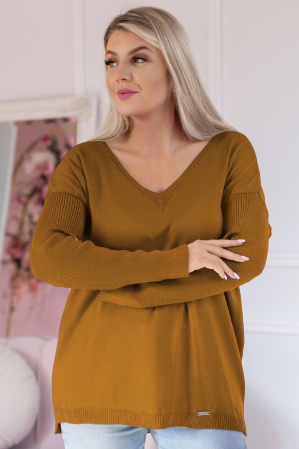Lekki sweter damski w kolorze orzechowym V-dekolt naszywka prążkowane rękawy GEMA 2