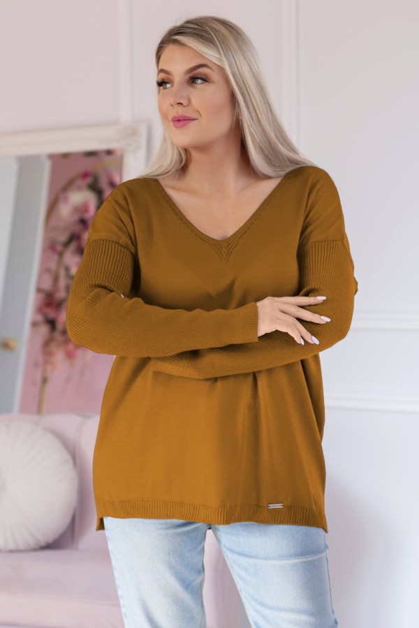 Lekki sweter damski w kolorze orzechowym V-dekolt naszywka prążkowane rękawy GEMA 1