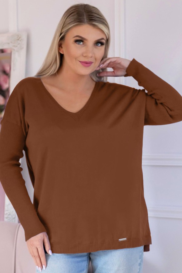 Lekki sweter damski w kolorze brązowym V-dekolt naszywka prążkowane rękawy GEMA 2