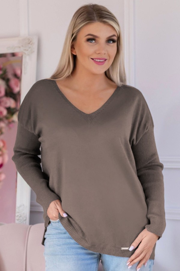 Lekki sweter damski w kolorze beż fango V-dekolt naszywka prążkowane rękawy GEMA 2