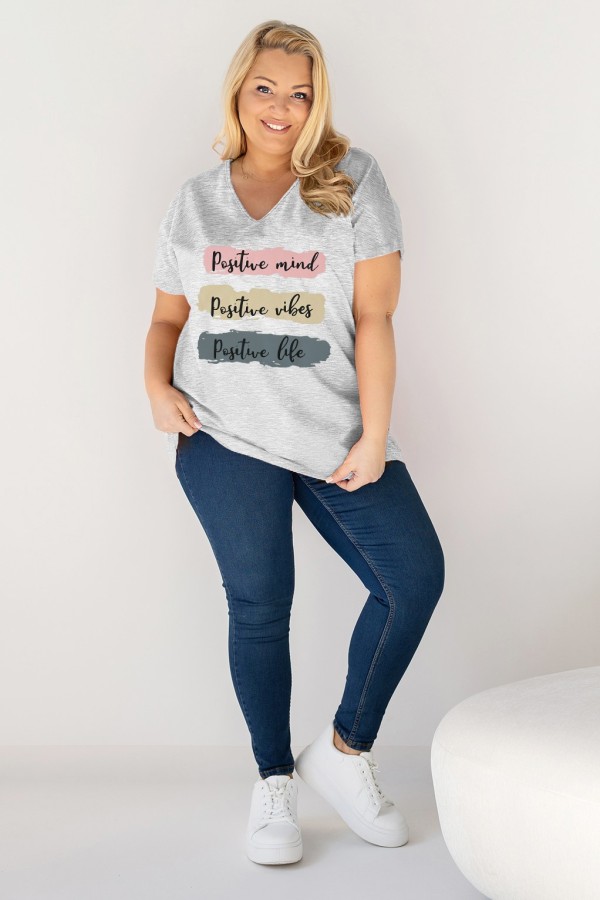 T-shirt damski plus size w kolorze szary melanż dekolt w serek nadruk napisy KENDI 1