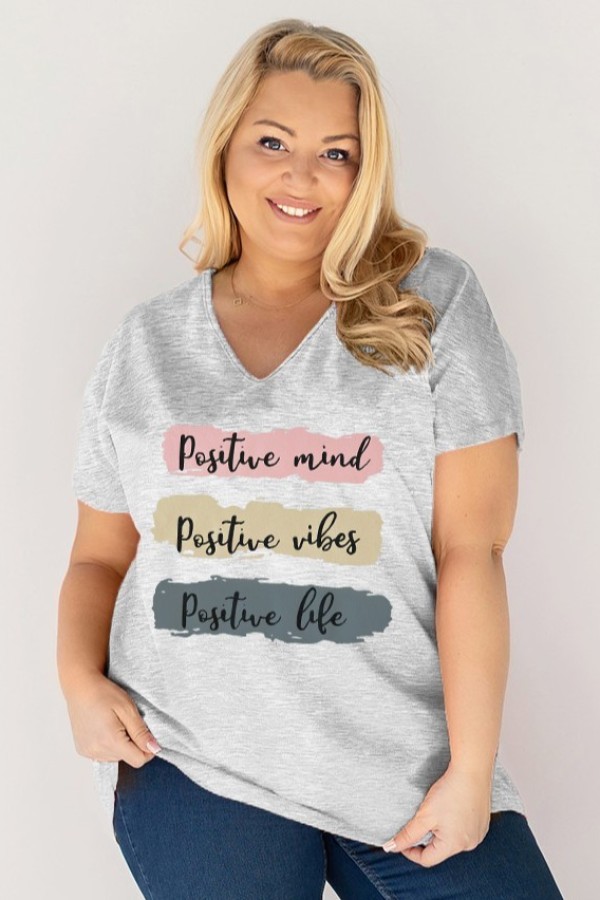 T-shirt damski plus size w kolorze szary melanż dekolt w serek nadruk napisy KENDI 2