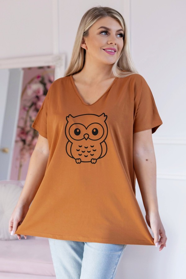 T-shirt damski plus size w kolorze karmelowym dekolt w serek V-neck nadruk sowa owl ALLA 3