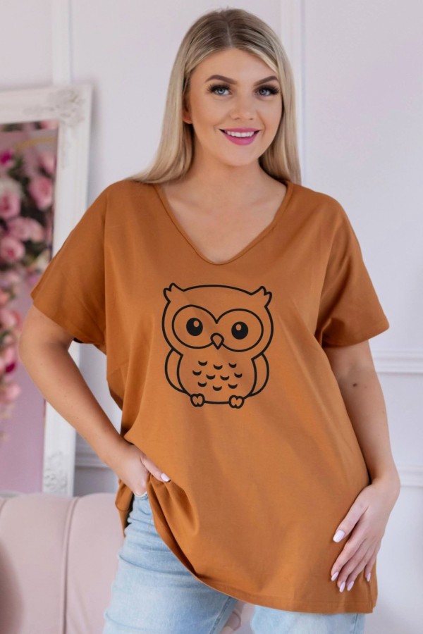T-shirt damski plus size w kolorze karmelowym dekolt w serek V-neck nadruk sowa owl ALLA 2