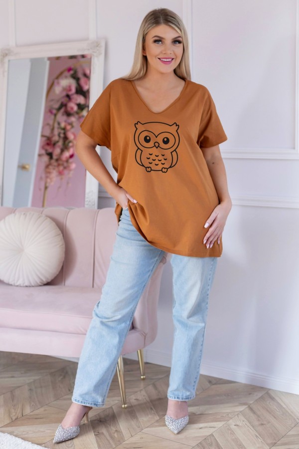 T-shirt damski plus size w kolorze karmelowym dekolt w serek V-neck nadruk sowa owl ALLA 1