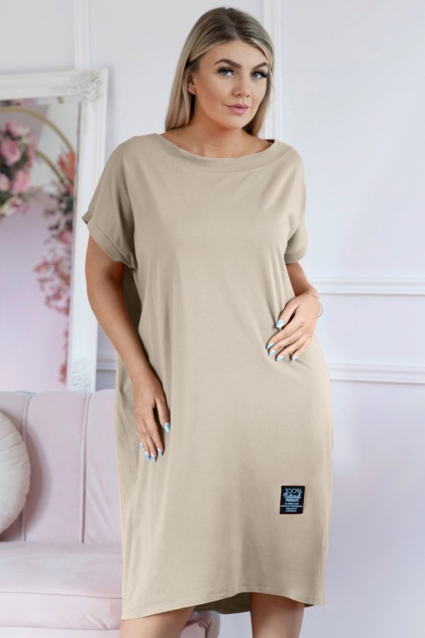 Sukienka plus size w kolorze beżowym z krótkim rękawem naszywka Bonita 2