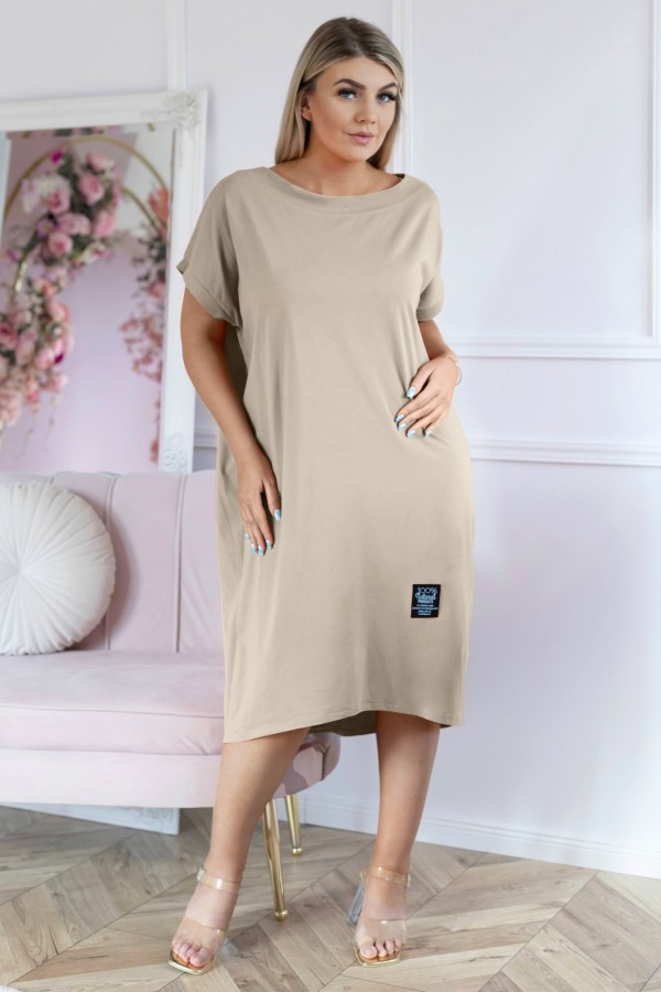 Sukienka plus size w kolorze beżowym z krótkim rękawem naszywka Bonita 1