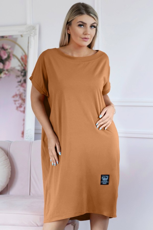 Sukienka plus size w kolorze camelowym z krótkim rękawem naszywka Bonita