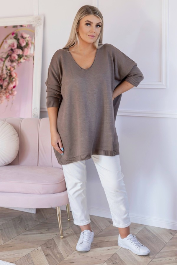 MEGA oversize sweter damski w kolorze beżu fango dekolt V DAFNE 1